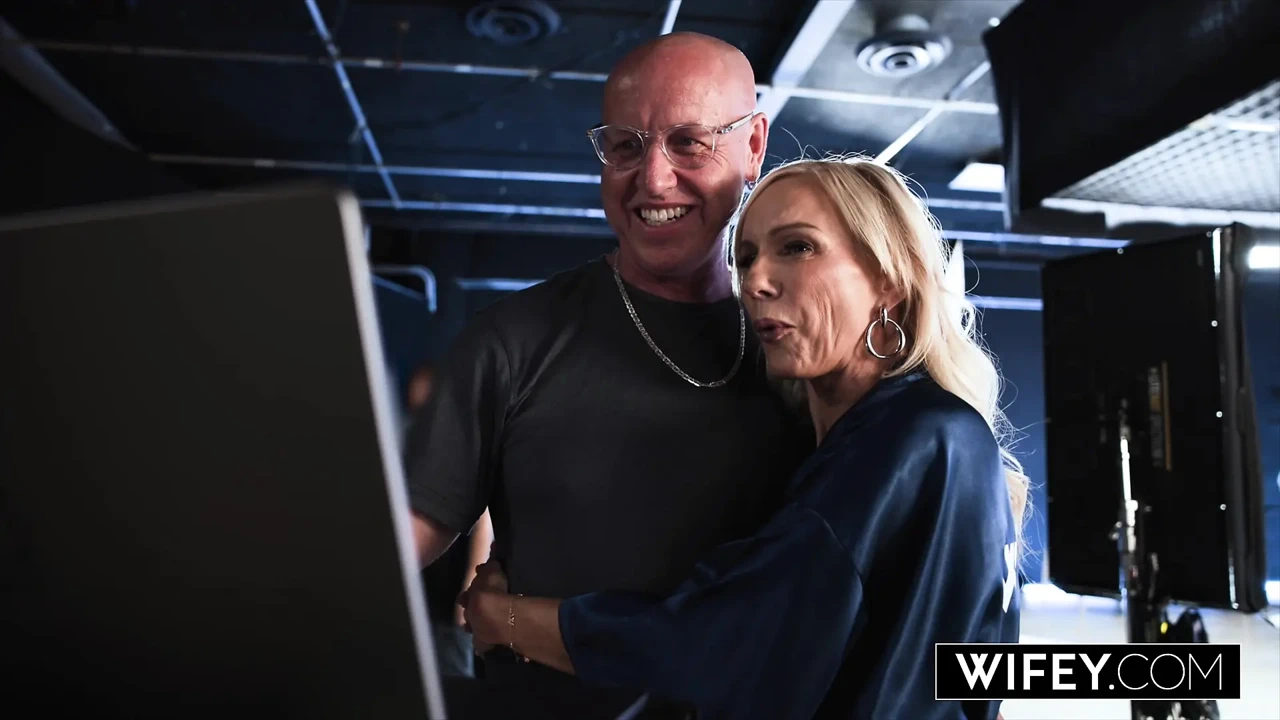 人妻的金发熟女Bella Bare被两个巨大的大黑屌干，而老公则在欢呼