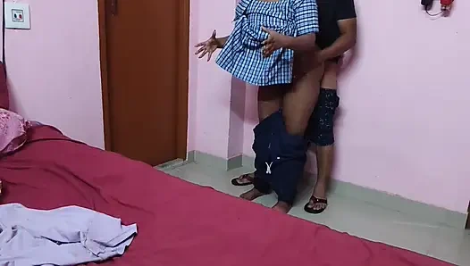 Индийская школьница занимается быстрым сексом с ее учительницей после дополнительного класса