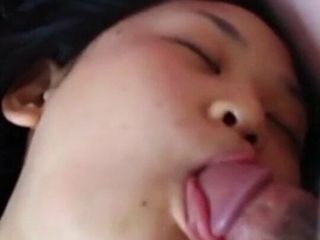 Coreana mamada acostada en la cama