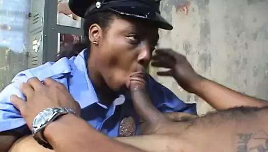 Возбужденная полицейская женщина сосет хуй заключенного в его камере