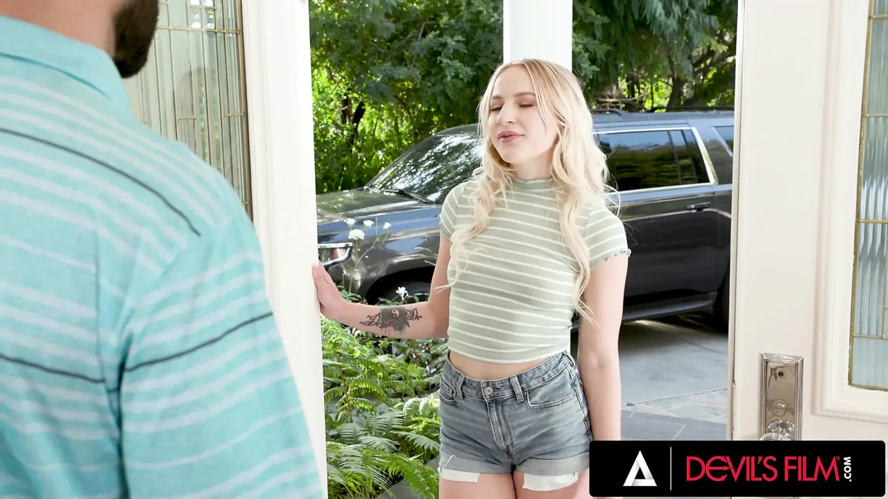 DEVILS FILM - 香港的金发保姆被她的老板操