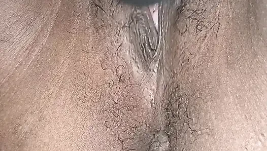 Vibratörle mastrubasyonun tadını çıkarıyor