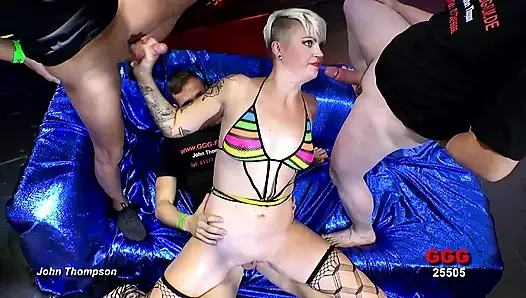 Blonde pixie bombe gangbang von hungrigen hengsten