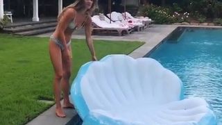 Nina Agdal in piscina