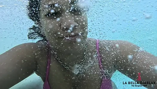 Rahatlatıcı orta yaşlı seksi kadın jakuzi lofi melodileriyle sırılsıklam