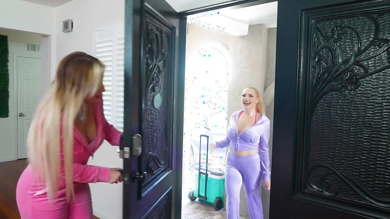 Juicy Cuntour - Horny Girls Group Fucking
