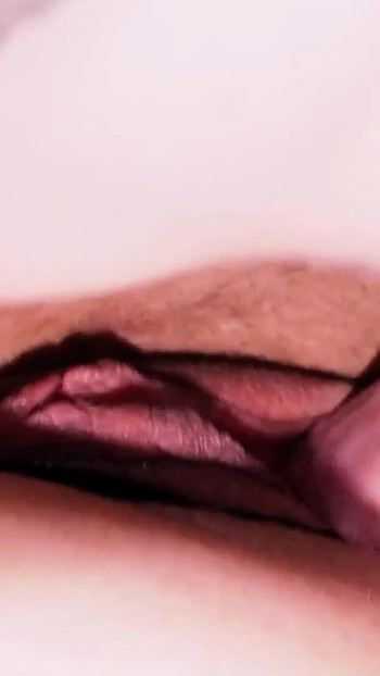 Must-see okamžik z "Poražený chlap přistižen při chcaní a svádí office bitch Mai Bailey k dirty fuck"