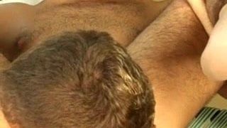 Beso negro perfecto entre machos 005