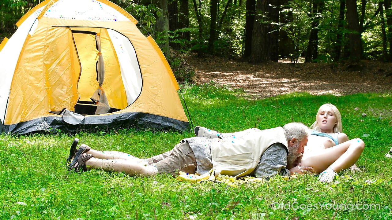 老男人在公开场合取悦新鲜的金发女郎