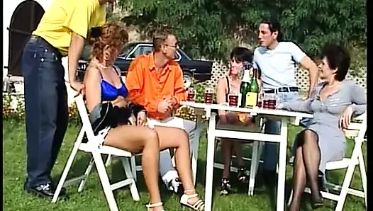 Alman bayanlar açık havada iki adamı memnun etmek için burada