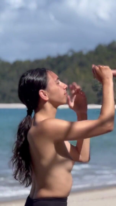 小柄なブルネットがビーチでBWCを吸う!うわっ、キウイ |クリップ1