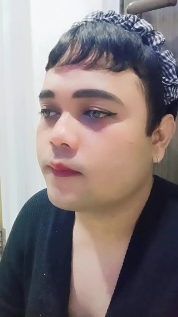 Femboy lypsinced a song.