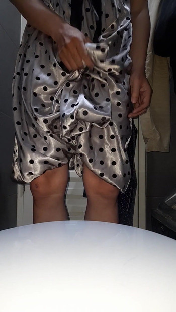 Zadivljujući trenutak iz "Crossdresser koji nosi spermu u satenskoj svilenoj haljini na točkice sa svilenkastom podstavom"