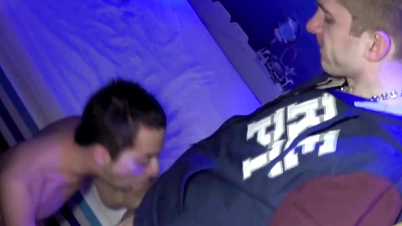 Молодого латину трахнул его друг, плохой паренек из Парижа