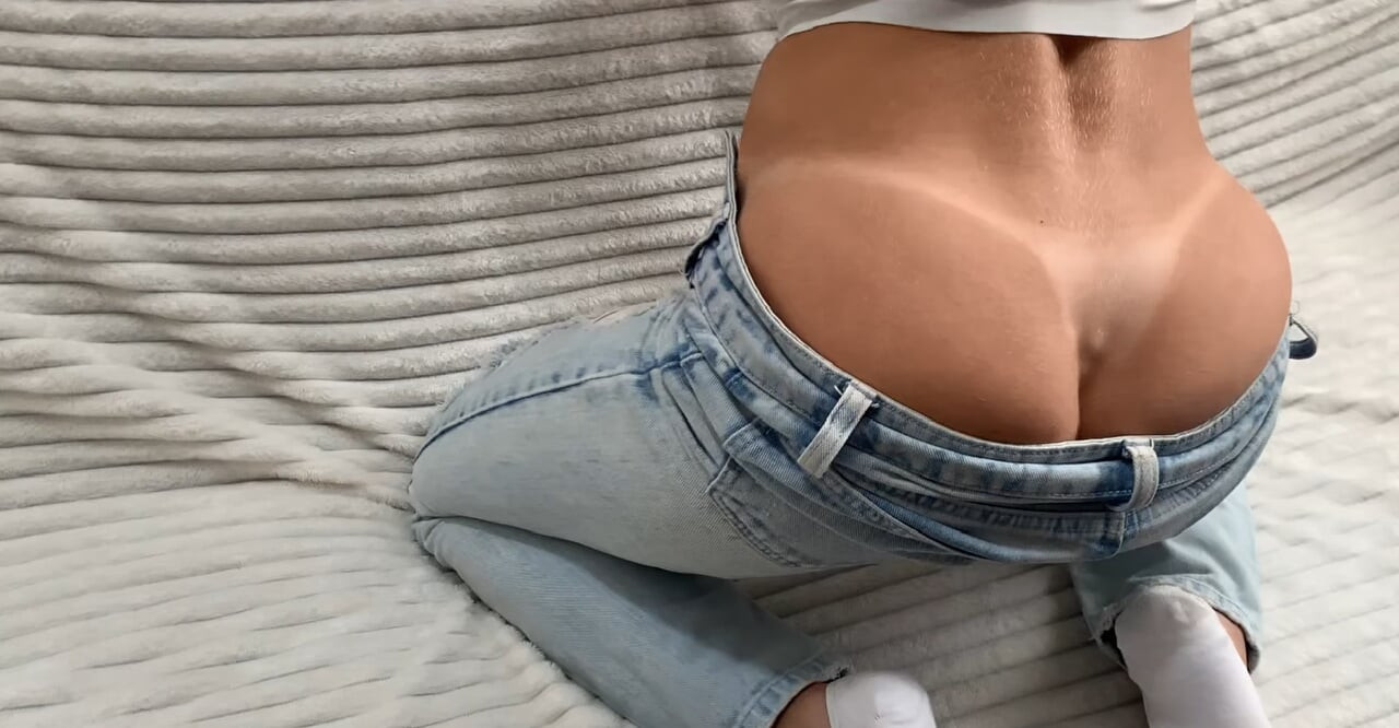 SexyBlondeFox - Loira de jeans, provocação no sofá e cena anal