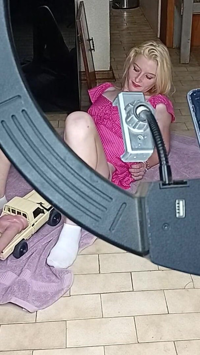 RCカーでディルドがセックスする19歳のブロンドのアソコ | クリップ 2