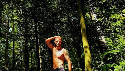 Selvaggia e rischiosa: un'avventura solitaria nella foresta con un culmine pieno di estasi e un "vibratore anale"