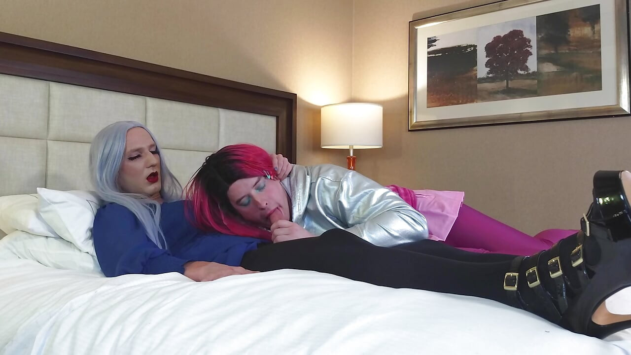 Une très jolie travesti baise et suce une tgirl rousse sans capote - compilation 9