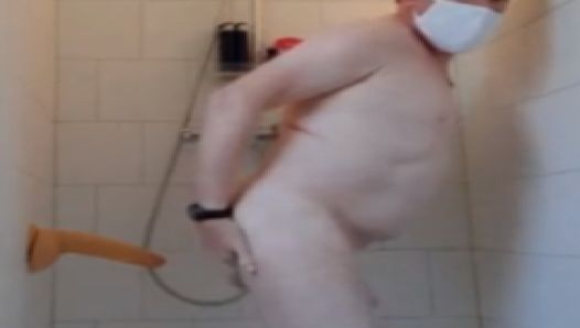 Ginger schnüffelt an Poppers - reitet Dildo - masturbiert in Schuh