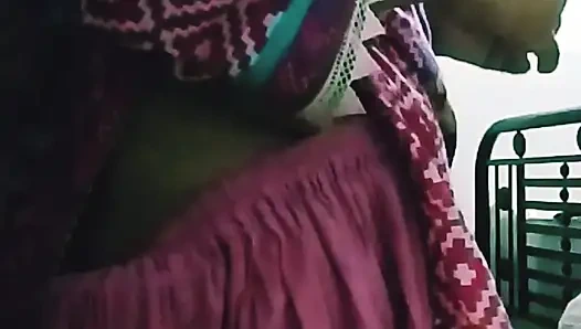 Heiße Desi-hausfrau hat spaß mit nachbarin