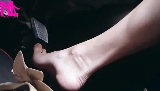 Сумасшедшая босая накачка педали на высоком пути