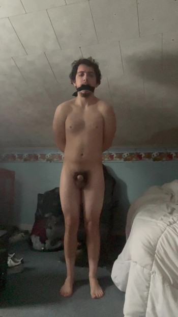 Зв'язаний і з кляпом у роті оголеною