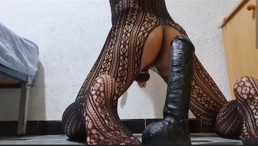 Latina-Sissy kommt mit einem großen Dildo