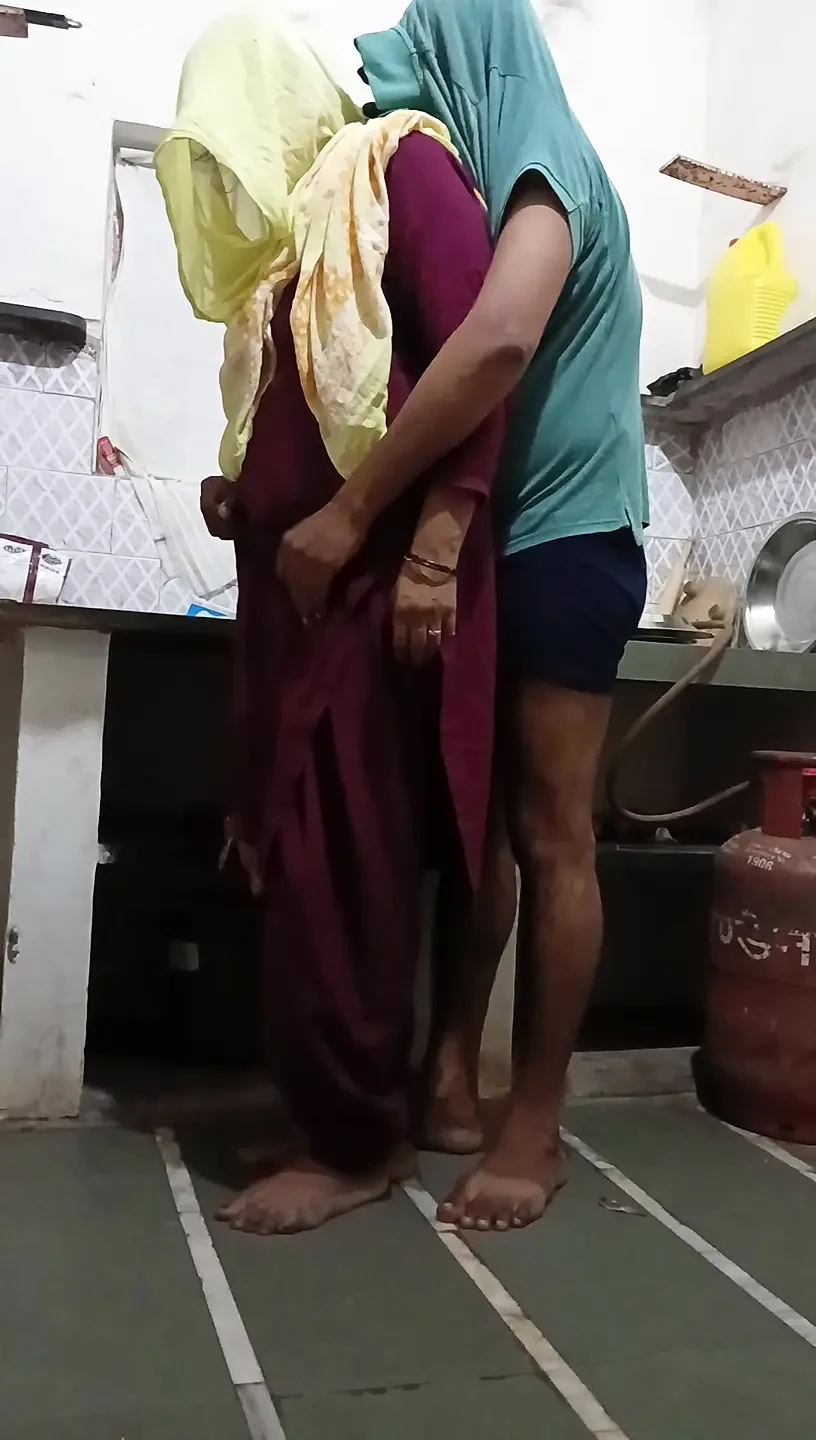 Rasoee men kar dela bhabhi ko choda soot salvar men