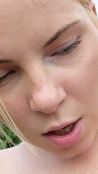 Notgeile horny Lesben besorgen es sich Outdoor  und alle Nachbarn sehen es | Clip 2