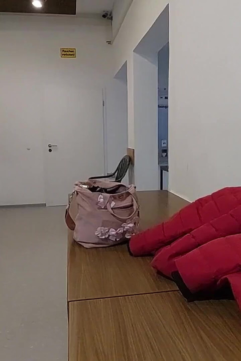 Esperando na lavanderia
