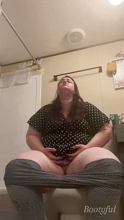 Culona grandota atas el baño debido a aguantar todo durante horas: con muchos pedos y el sonido de ella usando el baño o el bat