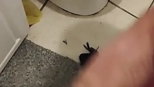 Banyoda boşalıyor