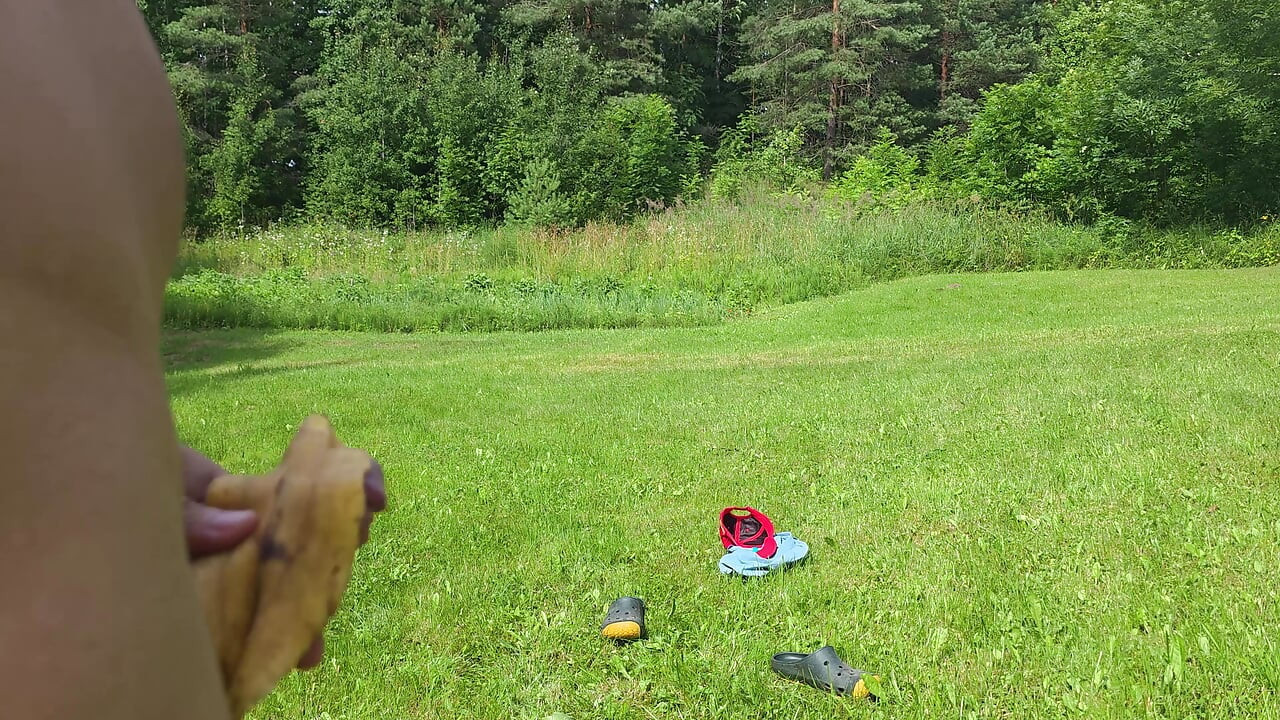 Gozando ao ar livre com uma ajuda de casca de banana