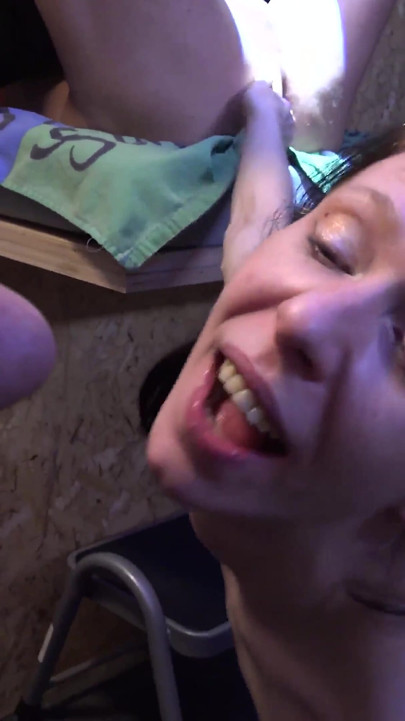 Sex în grup cu curvă matură germană cu tatuaje și țâțe mici își umple gura la Glory Hole