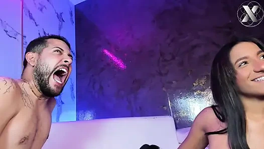 Возбуждённая шлюха сосёт мой член к моим яйцам — Минет Взрывной