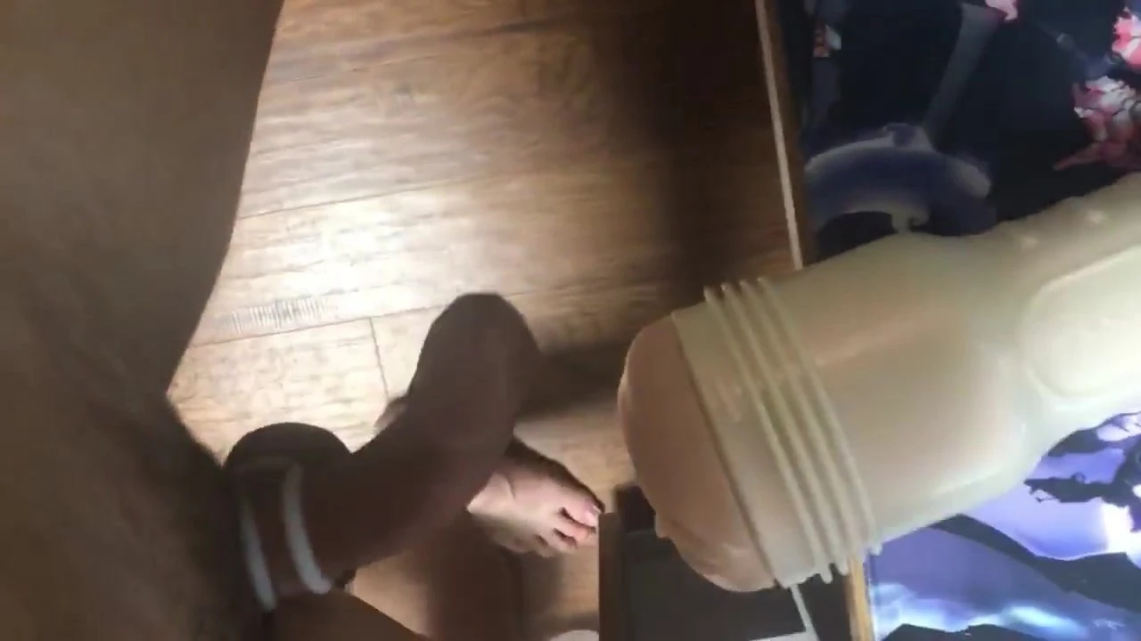 Asiática usando anel peniano e porra