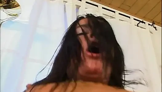 Geile MILF mit schönen titten gefickt und abspritzen auf arschloch von riesigem retro-schwanz