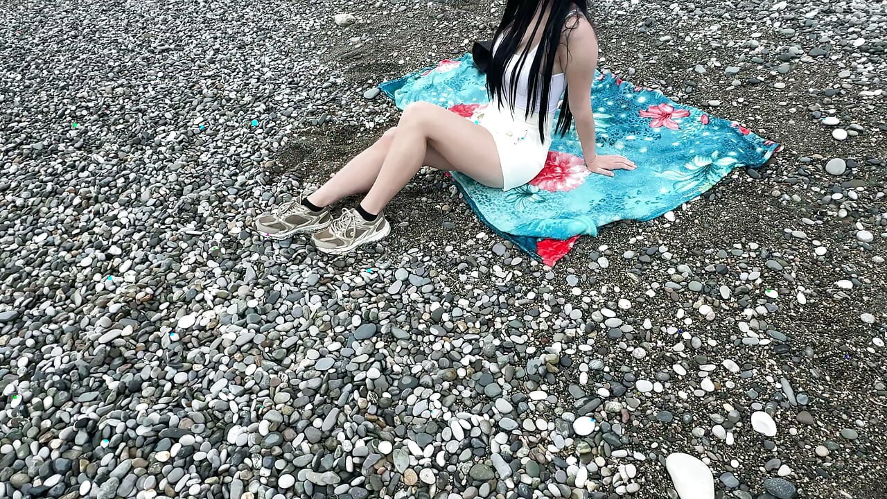S-a împletit cu încredere cu un străin pe plajă și a futut-o tare în natură. Cu vorbe murdare
