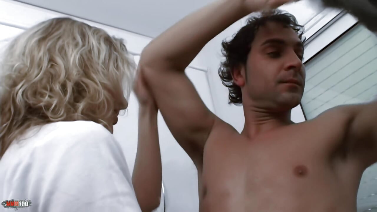 Lady Margaux – Eurooppalainen blondi keittiöblowe & anaaliseksi cumshotilla
