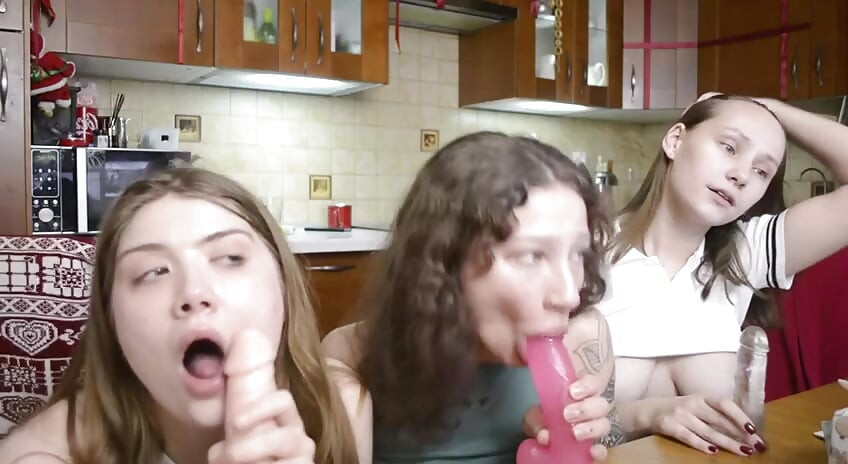 淫荡荡妇女友吮吸三人行 深热辣