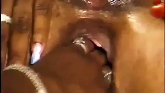 Memek berbulu hitam dan putih menyetubuhi memek dildo yang ditembus