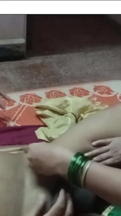 Moment emblématique de « Mumbai marathi bhabhi donne une branlette et un service de rasage à sa voisine, partie 1 »