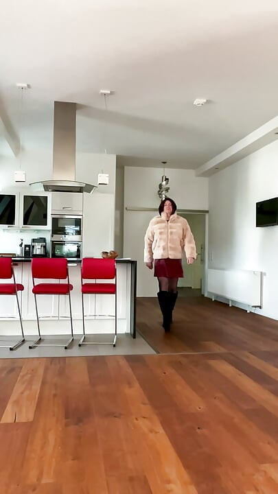 Nicki-Crossdress sexy en robe en cuir, collants et bottes