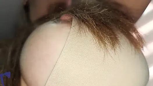 Azgın latin orta yaşlı seksi kadın hizmetçi bakış açısıyla sakso çekiyor, yarağa biniyor ve döl yutuyor (ev yapımı) ateşli