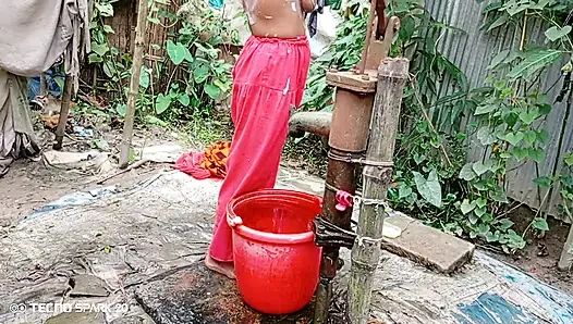 Erfrischen des Bads im Freien auf einem offenen Feld