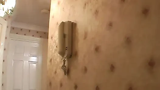Sarışın hatun yüze boşalma sürtük işaretlemesiyle orgazm olmak için sert parmaklanıyor