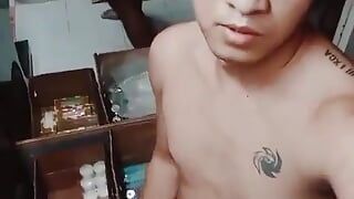 Kraken - il ragazzo adolescente caldo dell'asia si masturba su un balcone
