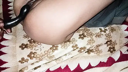 Hintli köylü kız vibratörle götünü ve amcığını sikiyor