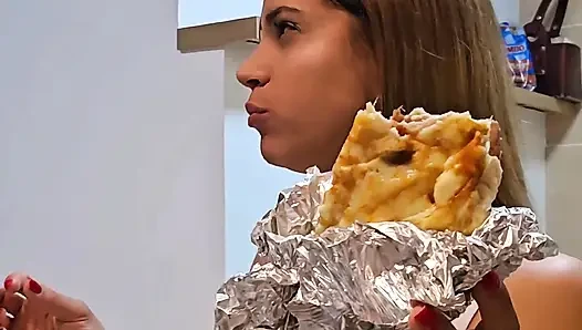 Pasangan Amatir Makan Dan Minum Sambil Streaming Langsung