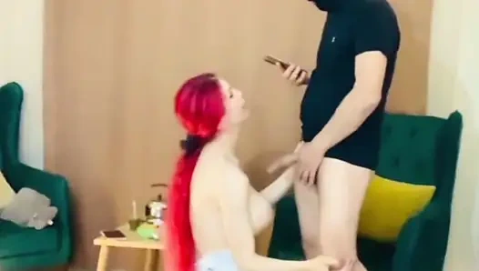 Mein cuckold-ehemann wird irritiert, als er seinen freunden meinen körper zeigt